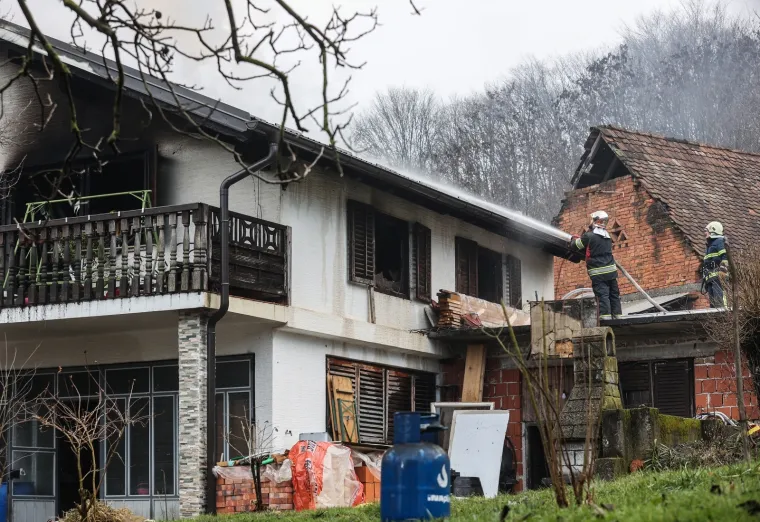 Vatrogasci gase požar obiteljske kuće u zagrebačkom Dankovcu