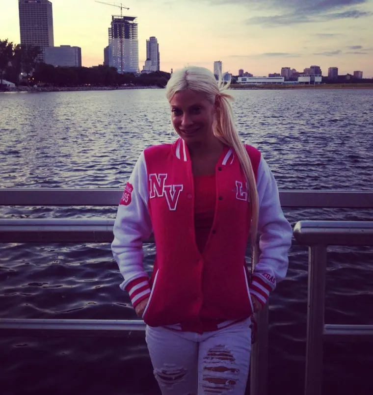 UTUKLA U SVOJE GRUDI VI&Scaron;E NEGO &Scaron;TO KO&Scaron;TA VA&Scaron; STAN: Rezultat? Pa, kaže da joj je sviđa pozornost...