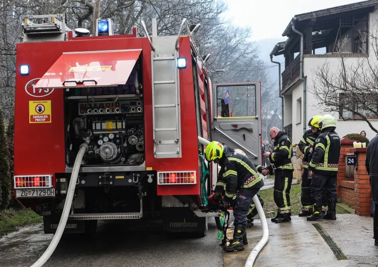 Vatrogasci gase požar obiteljske kuće u zagrebačkom naselju Dankovec.