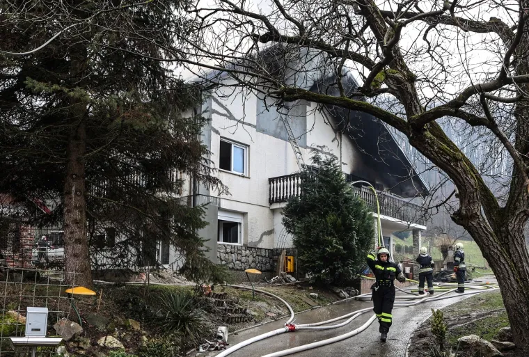 BUKNUO POŽAR NA OBITELJSKOJ KUĆI U ZAGREBU: Vatrogasci su izašli na intervenciju i gase vatru