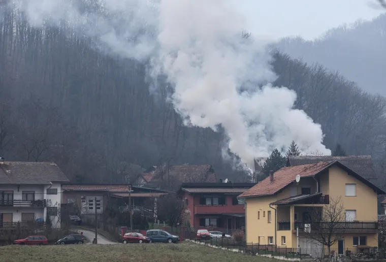 BUKNUO POŽAR NA OBITELJSKOJ KUĆI U ZAGREBU: Vatrogasci su iza&scaron;li na intervenciju i gase vatru
