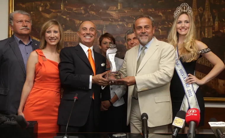 Cinque Joseph, suradnik Donalda Trumpa, u Poglavarstvu grada Zagreba predao je nagradu Zagrebu kao najboljem gradu na svijetu. U ime grada nagradu je primio gradonačelnik Milan Bandić, Karen Dixson, Natalija Prica, Vladimir Kraljević.