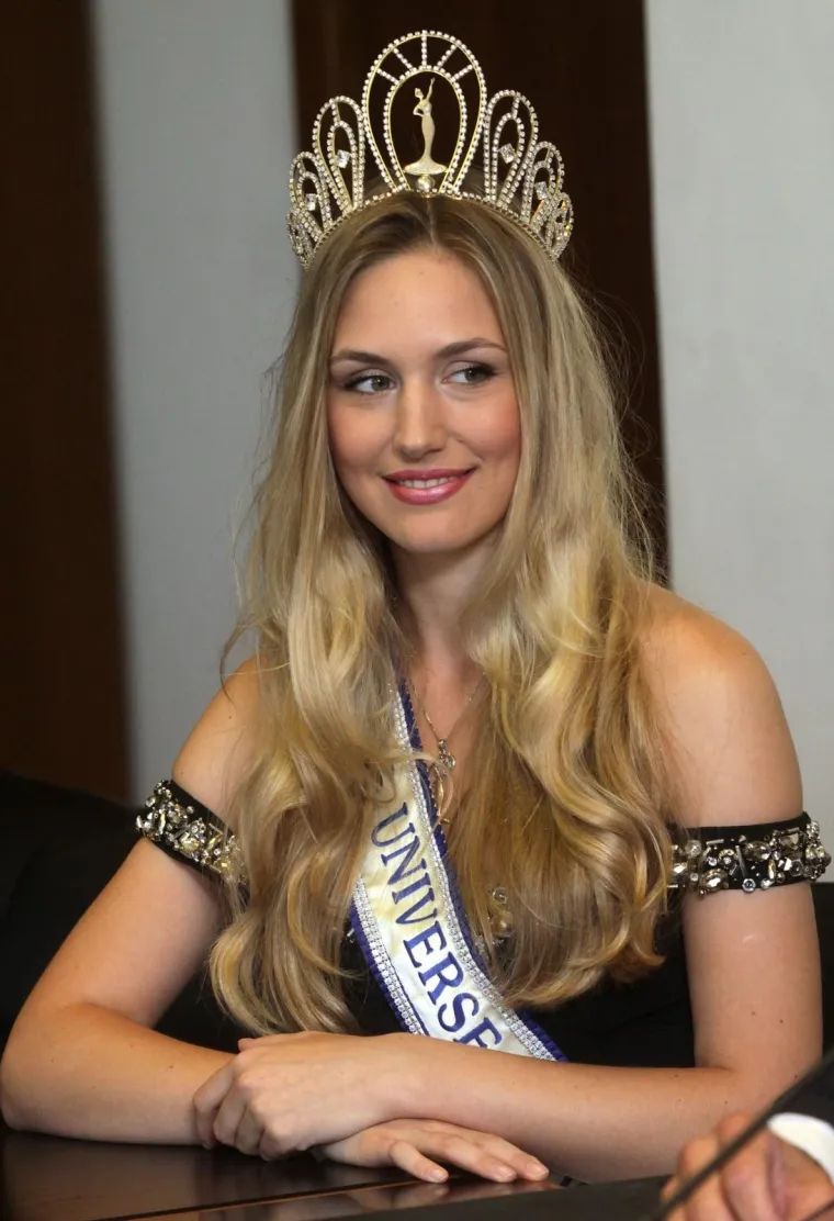 Mediji su je snimili kako s Bandićem, na svoj rođendan, obilazi dućane s bundama. Tvrdili su kako 'obilaze obrtnike'