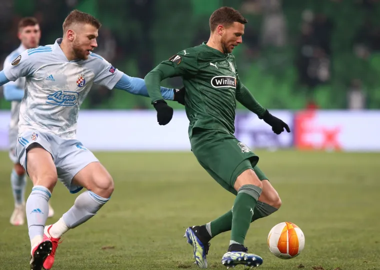 Inače, stadion Krasnodara s grijanim terenom, potpuno natkriven, fantastična infrastruktura. Malo će se Rusi iznenaditi kad dođu na uzvrat na Maksimir, ruglo. Inače, izgradnja stadiona Krasnodar koštala je oko 30 milijuna eura. 