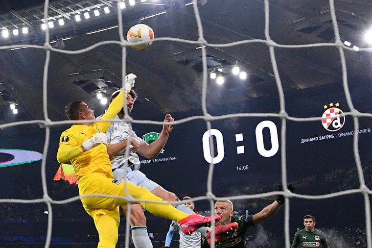 Nema straha kod Brune, i glavom u gol ako treba.