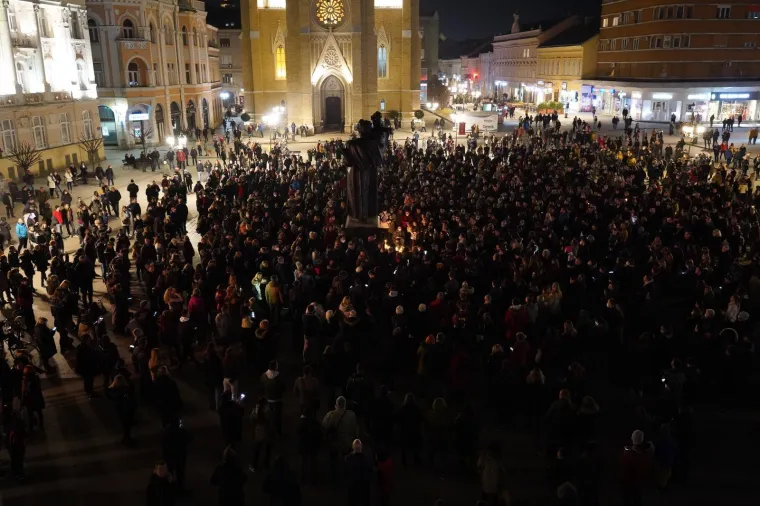 ZBOG ĐOLETA STOTINE NA ULICAMA NOVOGA SADA: Pred kućom mu ostavili krizanteme, kao što je i opjevao u pjesmi 'Kad odem'