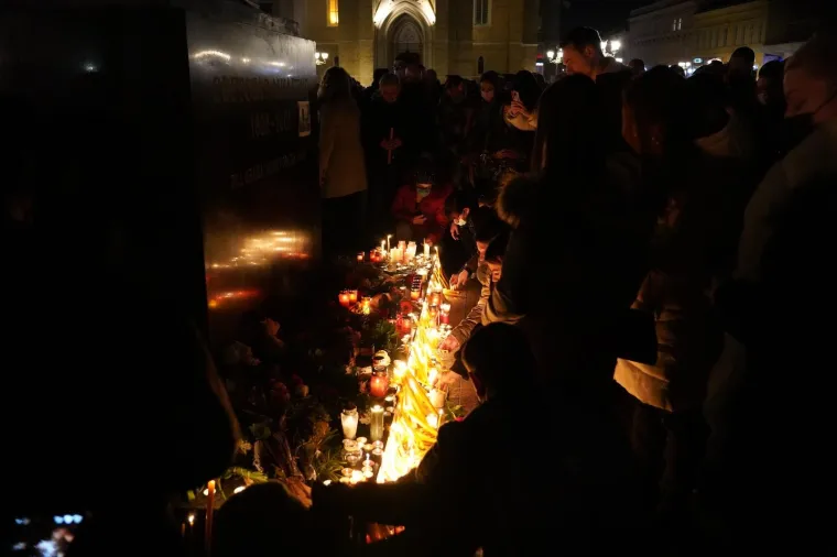 ZBOG ĐOLETA STOTINE NA ULICAMA NOVOGA SADA: Pred kućom mu ostavili krizanteme, kao što je i opjevao u pjesmi 'Kad odem'