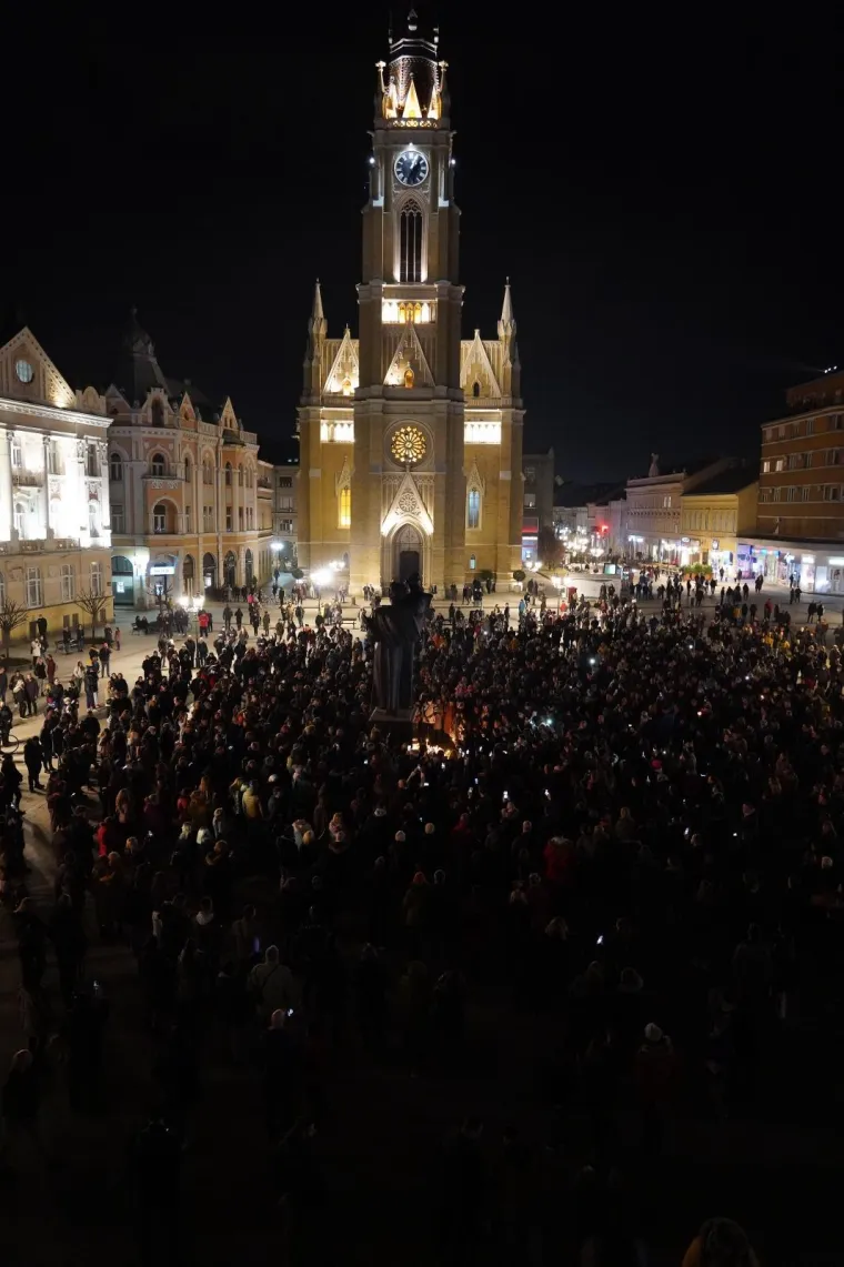 ZBOG ĐOLETA STOTINE NA ULICAMA NOVOGA SADA: Pred kućom mu ostavili krizanteme, kao &scaron;to je i opjevao u pjesmi 'Kad odem'
