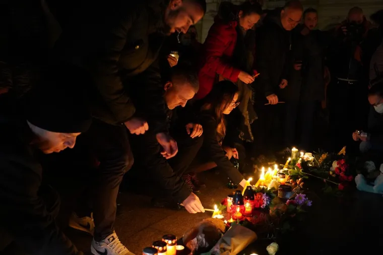 ZBOG ĐOLETA STOTINE NA ULICAMA NOVOGA SADA: Pred kućom mu ostavili krizanteme, kao &scaron;to je i opjevao u pjesmi 'Kad odem'