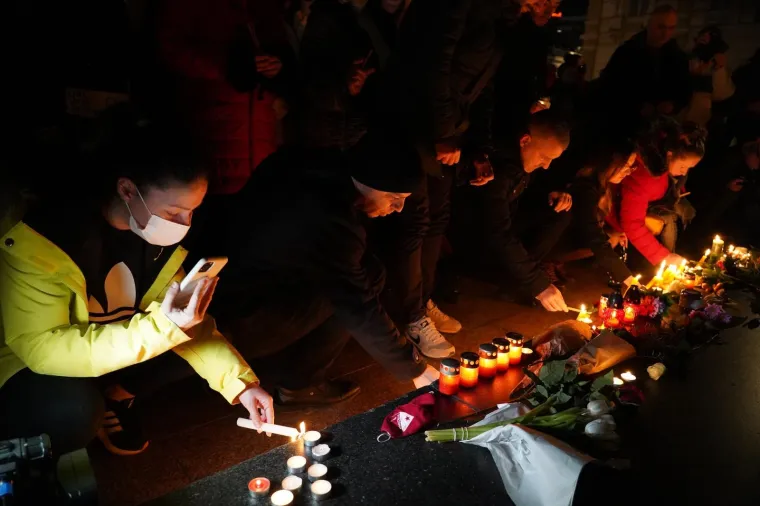 Spontano okupljanje počelo je pu&scaron;tanjem pjesme &bdquo;Kad odem&ldquo;, a potom su se nizale skladbe "D-moll" i druge, svaka bi se zavr&scaron;ila velikim aplauzom, prenio je novosadski portal &bdquo;021.rs&ldquo;.