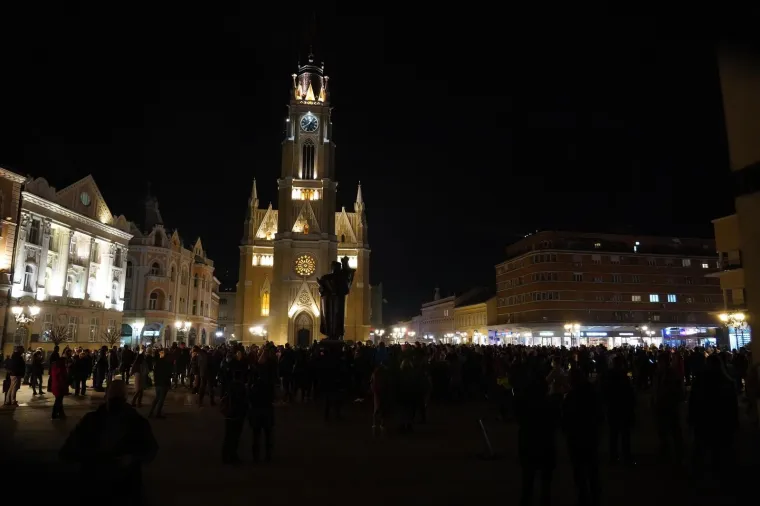 Spontano okupljanje počelo je pu&scaron;tanjem pjesme &bdquo;Kad odem&ldquo;,