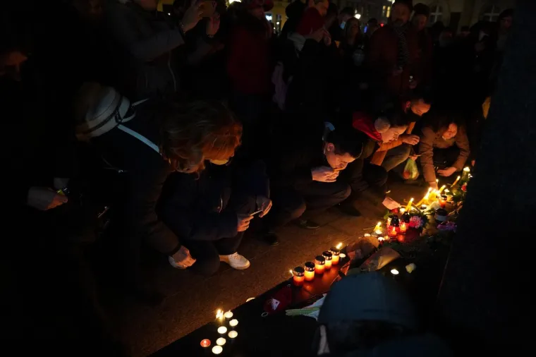 Vi&scaron;e stotina ljudi okupilo se u petak navečer u sredi&scaron;tu Novoga Sada odajući, uz njegove pjesme, počast   preminulom vojvođanskom kantautoru Đorđu Bala&scaron;eviću.