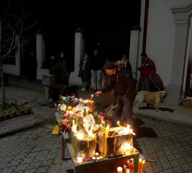 Prethodno su se građani okupili ispred njegove obiteljske kuće u Ulici Jovana Cvijića 33, gdje su ostavljali cvijeće i palili svijeće.