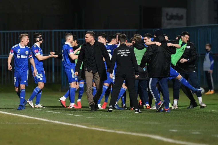 [FOTO] TOMISLAV STIPIĆ U TRANSU: Genijalni trener Slavena umalo je dobio srčani nakon gola svoje momčadi za 2:2