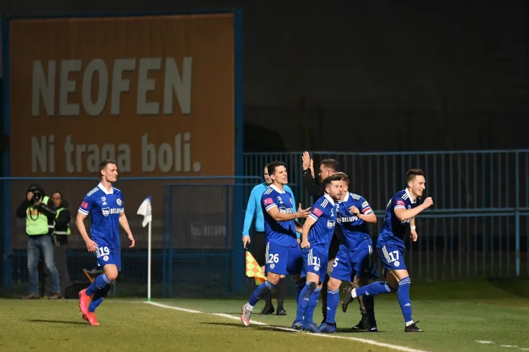 Slaven Belupo i &Scaron;ibenik su u petak u prvoj utakmici 22. kola Prve HNL  Koprivnici odigrali nerije&scaron;eno 2-2.   Poveo je &Scaron;ibenik golovima Princa Ampema u 21. minuti, a Deni Jurić je povećao na 2-0 u 40. minuti. Nakon toga Slaven najprije smanjuje na 2-1 u 43. minuti pogotkom Toerlesa Knoella, a onda minutu kasnije za 2-2 zabija Miroslav Iličić.