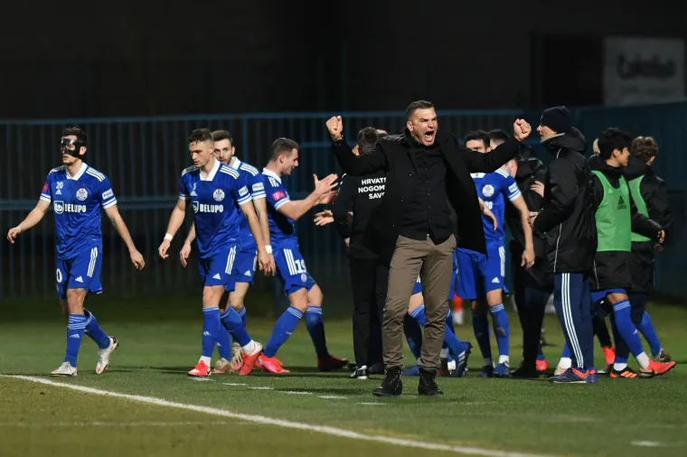 [FOTO] TOMISLAV STIPIĆ U TRANSU: Genijalni trener Slavena umalo je dobio srčani nakon gola svoje momčadi za 2:2