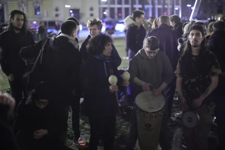 Velik broj mladih zabavlja se ispred HNK uz glazbu uličnih svirača. Photo: Sanjin Strukic/PIXSELL