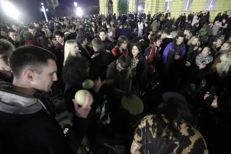 HRPA MLADIH, GLAZBA I CUGA: Evo kako je sinoć izgledao prostor ispred zagrebačkog HNK