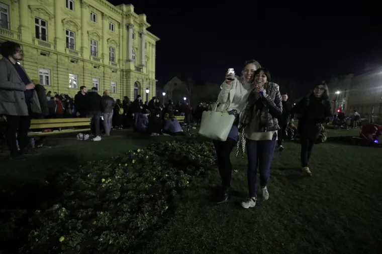 HRPA MLADIH, GLAZBA I CUGA: Evo kako je sinoć izgledao prostor ispred zagrebačkog HNK
