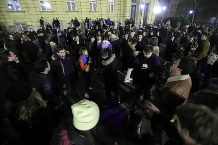 HRPA MLADIH, GLAZBA I CUGA: Evo kako je sinoć izgledao prostor ispred zagrebačkog HNK