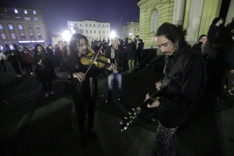 HRPA MLADIH, GLAZBA I CUGA: Evo kako je sinoć izgledao prostor ispred zagrebačkog HNK