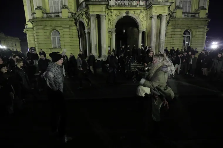 HRPA MLADIH, GLAZBA I CUGA: Evo kako je sinoć izgledao prostor ispred zagrebačkog HNK