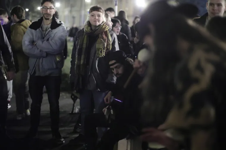 HRPA MLADIH, GLAZBA I CUGA: Evo kako je sinoć izgledao prostor ispred zagrebačkog HNK