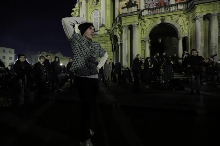 HRPA MLADIH, GLAZBA I CUGA: Evo kako je sinoć izgledao prostor ispred zagrebačkog HNK