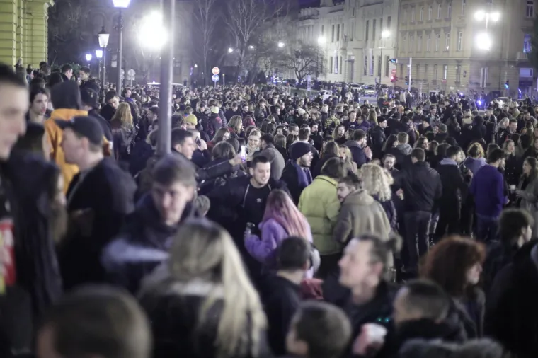 HRPA MLADIH, GLAZBA I CUGA: Evo kako je sinoć izgledao prostor ispred zagrebačkog HNK