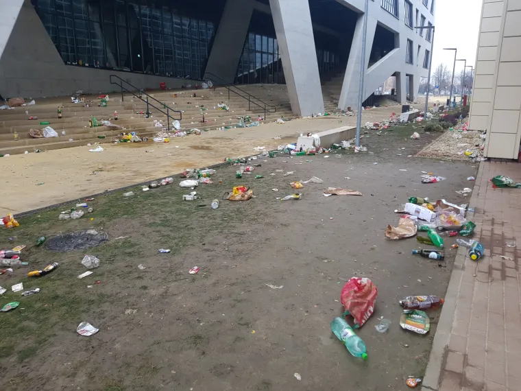 I kad je ekologija u pitanju, valjalo bi misliti na druge: Evo kako izgleda kampus u Osijeku nakon tuluma studenata