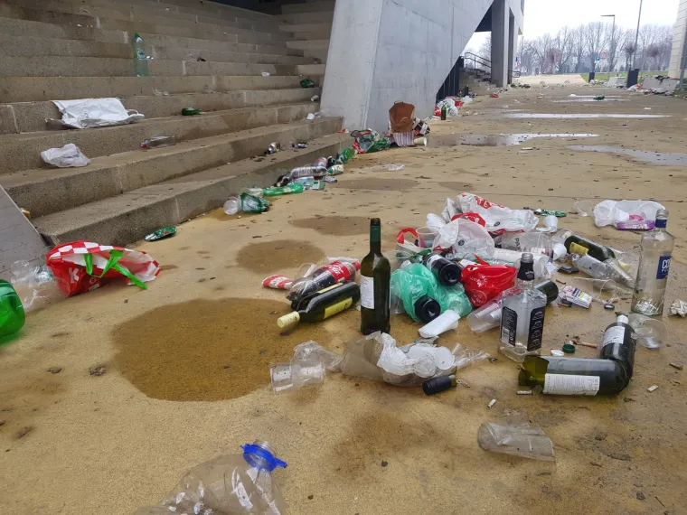 I kad je ekologija u pitanju, valjalo bi misliti na druge: Evo kako izgleda kampus u Osijeku nakon tuluma studenata