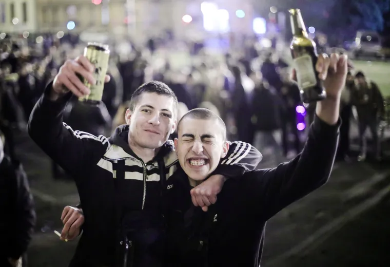 Podržavate li ih? Tulum sinoć kod HNK, stotine mladih bez maske i distance