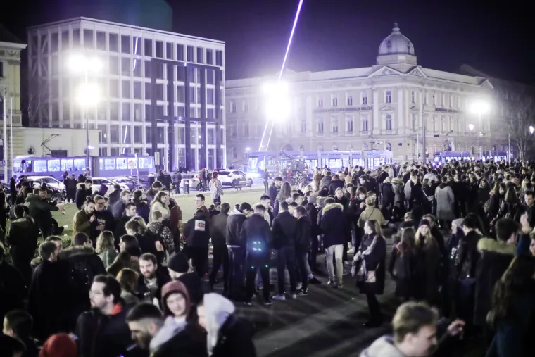 Podržavate li ih? Tulum sinoć kod HNK, stotine mladih bez maske i distance