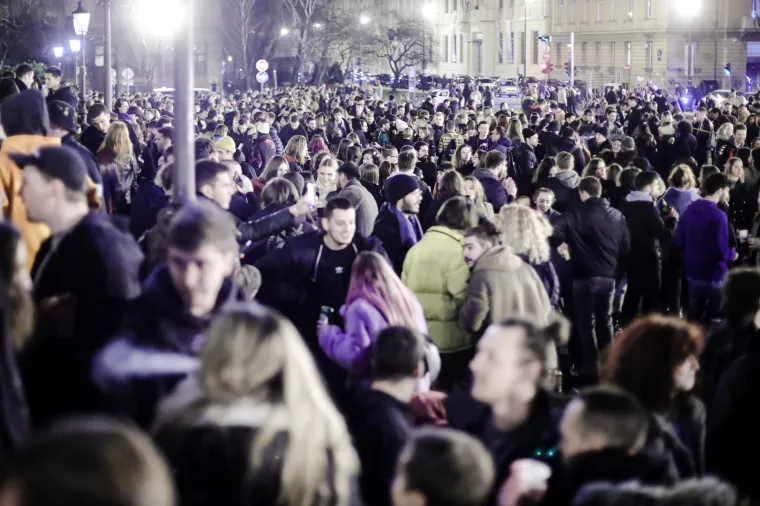 Podržavate li ih? Tulum sinoć kod HNK, stotine mladih bez maske i distance