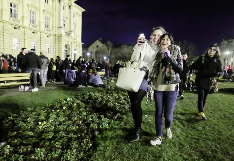 Podržavate li ih? Tulum sinoć kod HNK, stotine mladih bez maske i distance