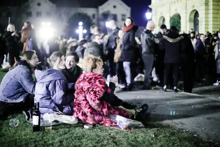 Podržavate li ih? Tulum sinoć kod HNK, stotine mladih bez maske i distance