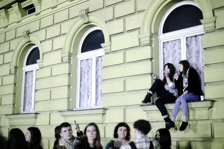 Podržavate li ih? Tulum sinoć kod HNK, stotine mladih bez maske i distance