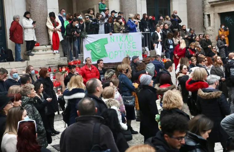 Pogledajte dirljive prizore koji mame suze na oči: Građani se opra&scaron;taju od legendarnog panonskog mornara