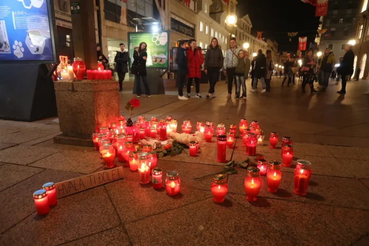 Pogledajte dirljive prizore koji mame suze na oči: Građani se opra&scaron;taju od legendarnog panonskog mornara