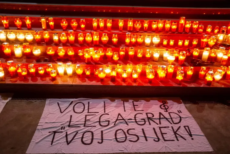 Pogledajte dirljive prizore koji mame suze na oči: Građani se opra&scaron;taju od legendarnog panonskog mornara