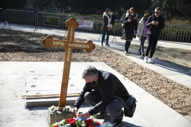 Pokopan je panonski mornar: Obožavatelji na grob Đorđa Bala&scaron;evića donose cvijeće i poruke