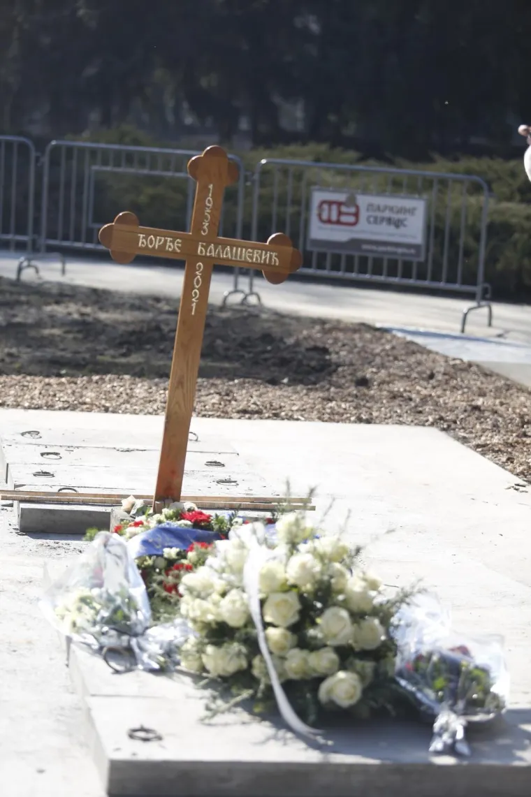 Pokopan je panonski mornar: Obožavatelji na grob Đorđa Bala&scaron;evića donose cvijeće i poruke