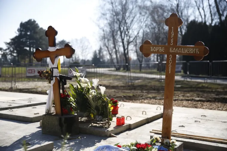 Pokopan je panonski mornar: Obožavatelji na grob Đorđa Bala&scaron;evića donose cvijeće i poruke