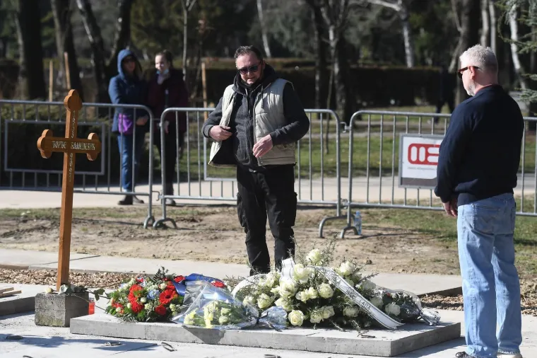 Pokopan je panonski mornar: Obožavatelji na grob Đorđa Bala&scaron;evića donose cvijeće i poruke