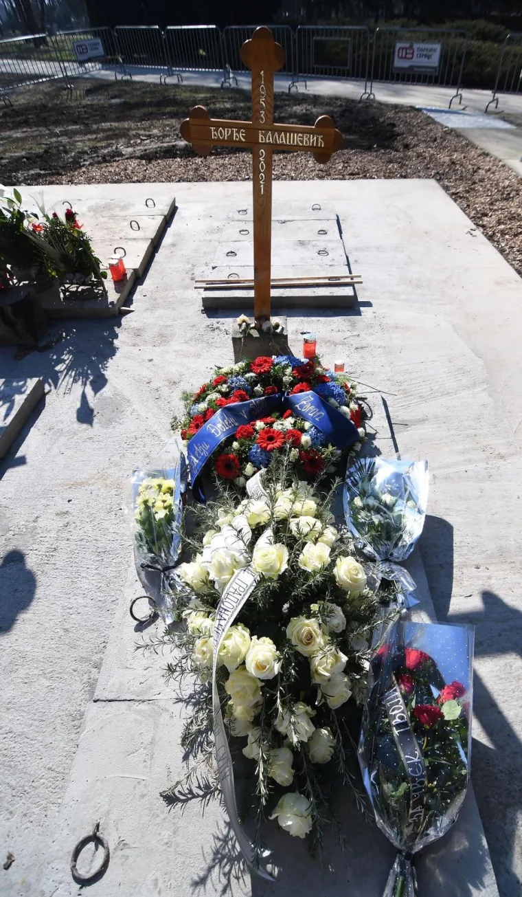 Pokopan je panonski mornar: Obožavatelji na grob Đorđa Bala&scaron;evića donose cvijeće i poruke