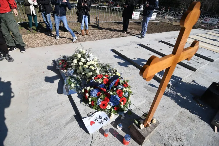 Pokopan je panonski mornar: Obožavatelji na grob Đorđa Bala&scaron;evića donose cvijeće i poruke