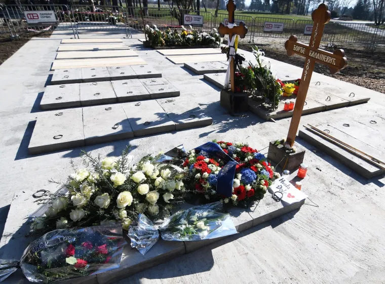 Pokopan je panonski mornar: Obožavatelji na grob Đorđa Bala&scaron;evića donose cvijeće i poruke