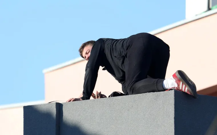 Mladić prijeti da će se baciti sa zgrade u Vodicama