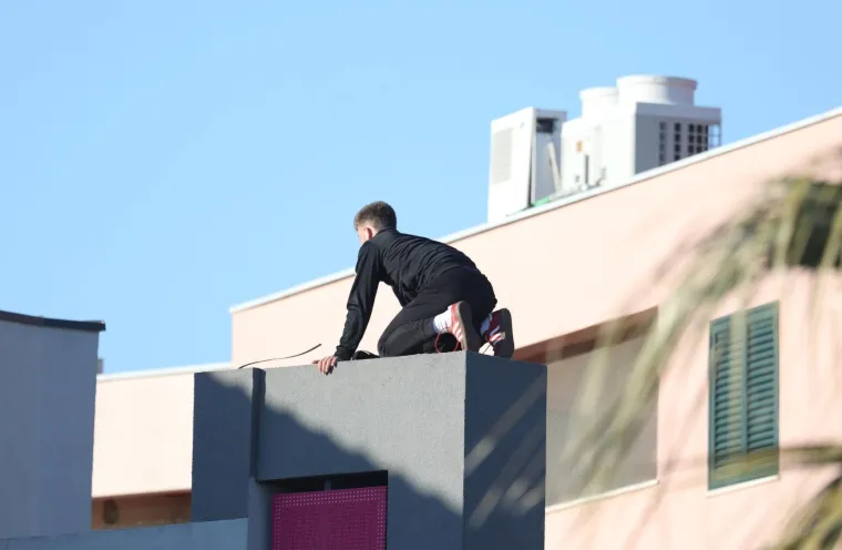 Mladić prijeti da će se baciti sa zgrade u Vodicama