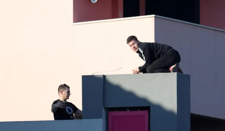 Mladić prijeti da će se baciti sa zgrade u Vodicama